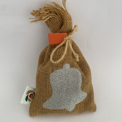 Saco de juta com estampa de sino prateado e fecho de cordão