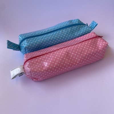 Duas bolsas coloridas com padrão de bolinhas brancas