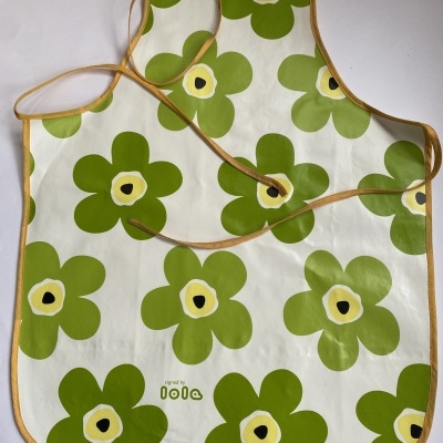 Avental branco com flores verdes grandes e contorno amarelo