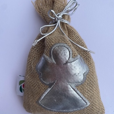 Saco pequeno de tecido com decoração de anjo prateado