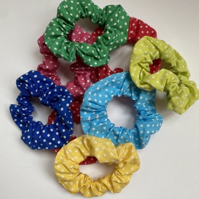 elásticos de cabelo coloridos com bolinhas brancas