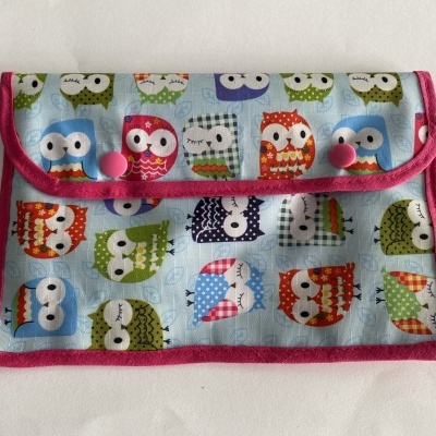 Carteira de tecido azul com corujas coloridas e fecho rosa
