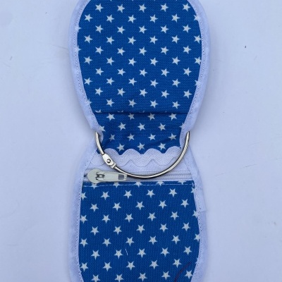 Carteira pequena azul com estrelas brancas, zíper e argola metálica