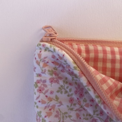 Bolsa têxtil floral com interior xadrez rosa e branco