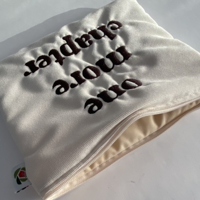 Necessaire branca em tecido com texto bordado e fecho de correr