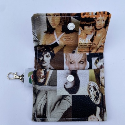 Carteira pequena estampada com imagens de rostos femininos e fecho de mola