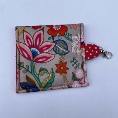 Carteira tecido com padrão floral e gancho metálico