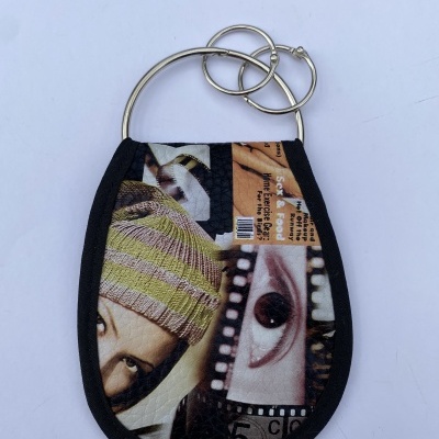 Carteira pequena em tecido com padrão impresso colorido e argolas metálicas