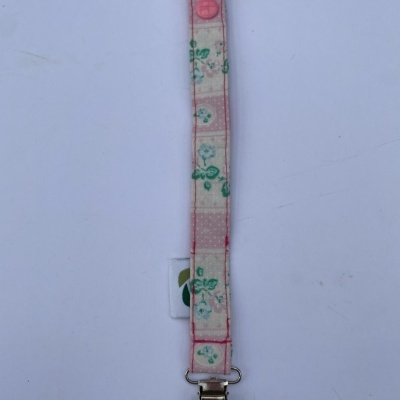 Presilha para chupeta rosa com flores verdes e fecho metálico