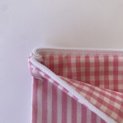 Pano de cozinha rosa e branco com padrão xadrez