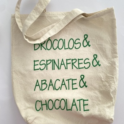 Saco ecológico de tecido cru com texto verde bordado e alças largas