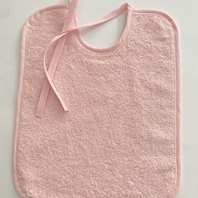 Babete de tecido rosa claro com fita de cetim