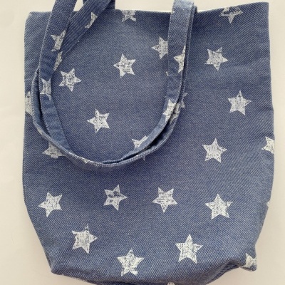 Saco de tecido azul com estrelas brancas e alças