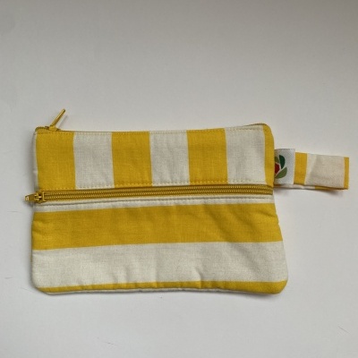 Carteira ou estojo amarelo e branco com riscas e fechos