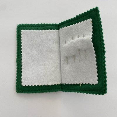 Estojo de feltro verde e cinza com agulhas