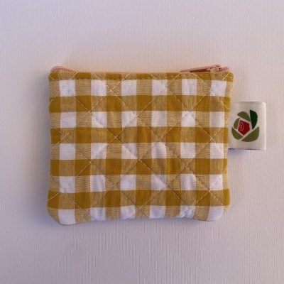 Carteira pequena xadrez amarelo mostarda e branco com fecho de correr rosa