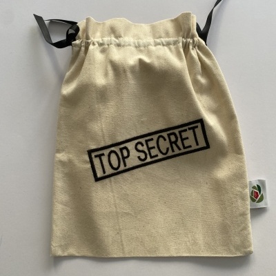 Saco de algodão cru com impressão 'TOP SECRET' e cordão preto.