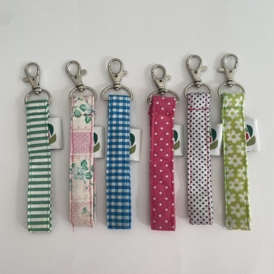 Seis porta-chaves em tecido com padrões variados e fecho metálico