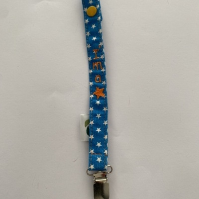 Clips porta-chupetas azul com estrelas e nome bordado