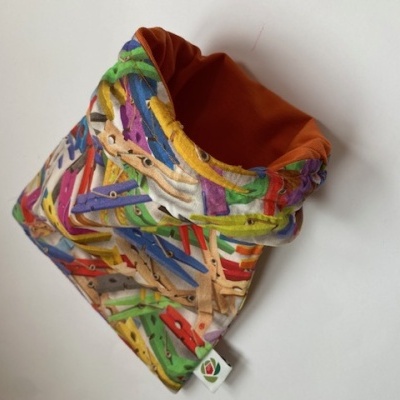 Bolsa de tecido colorida com estampado de molas e interior laranja