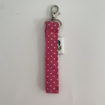 Chaveiro tecido rosa bolinhas brancas com fecho mosquetão