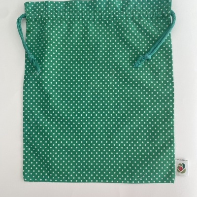 Saco de tecido verde com pontos brancos e fecho por cordão