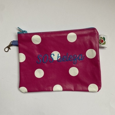 Estojo cor-de-rosa com bolinhas brancas e texto 'sos beleza'