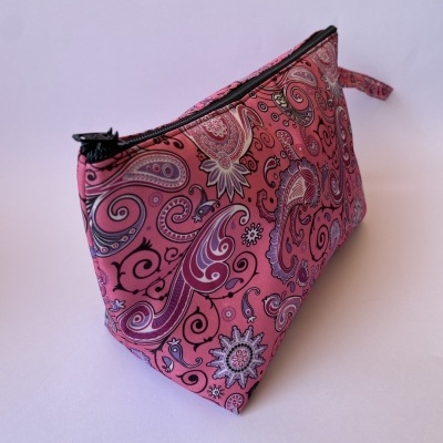 Estojo ou bolsa de tecido com padrão paisley rosa e roxo