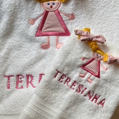 Toalhas brancas com bordado de bonecas e o nome TERESINHA