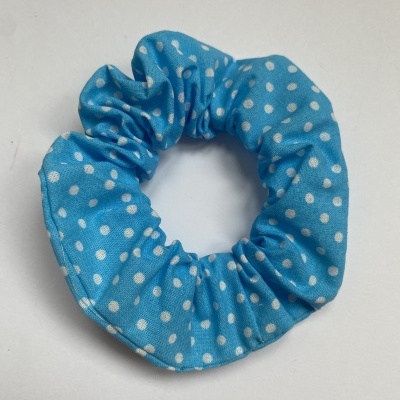 Elástico de cabelo azul com bolinhas brancas sobre fundo branco