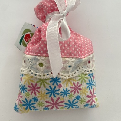 Saco pequeno colorido com flores e renda