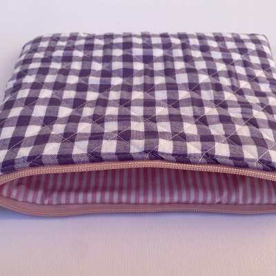 Estojo almofadado roxo xadrez com fecho rosa e interior às riscas cor-de-rosa