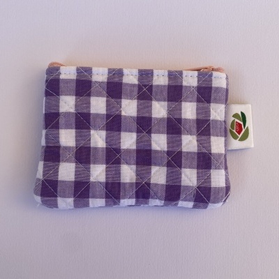 Carteira ou porta-moedas xadrez roxo e branco acolchoado com fecho rosa