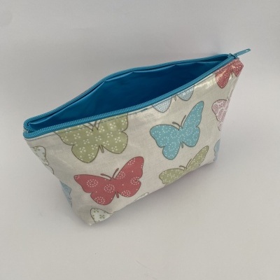 Necessaire branca com borboletas coloridas e fecho azul