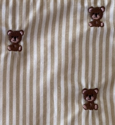 tecido riscas bege e branco com ursinhos bordados castanhos