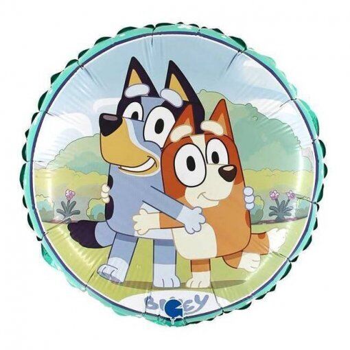 Balão metálico com imagem de dois cães de desenhos animados abraçados e fundo de paisagem