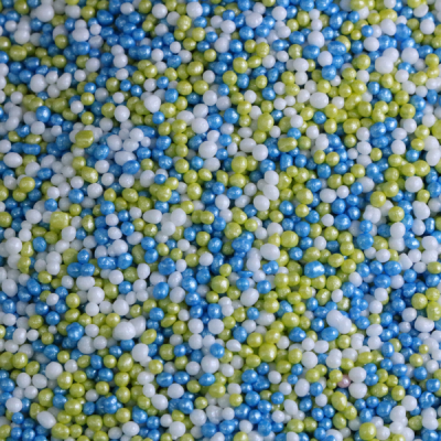 Esferas pequenas azuis, verdes e brancas