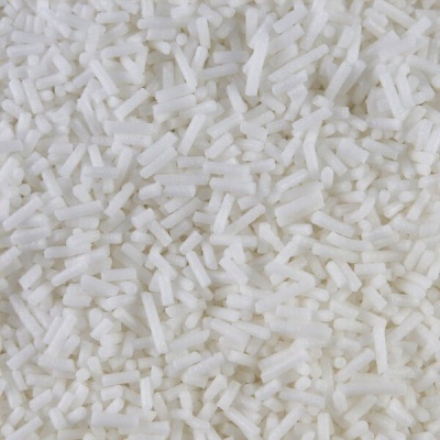 Granulados brancos cilíndricos, pequenos e lisos em grande quantidade