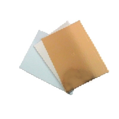 Três folhas decorativas com bordas onduladas em branco, dourado metálico e bege.