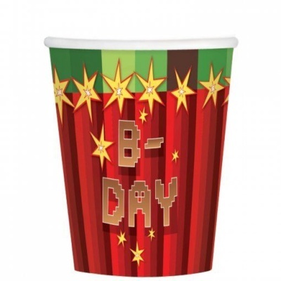 Copo de papel vermelho e verde com texto B-DAY e estrelas amarelas