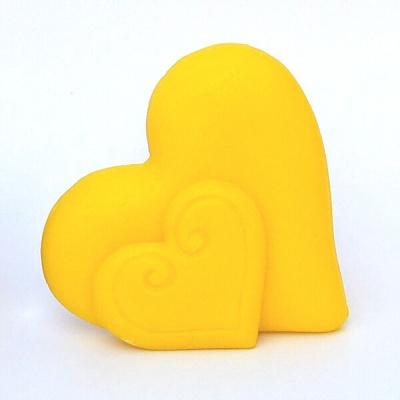 Duas esponjas amarelas em forma de coração com padrão em relevo