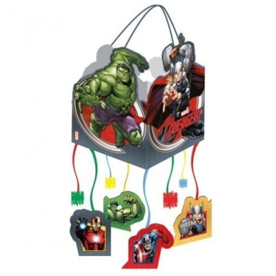 Móbile dos Avengers com personagens em cartão colorido suspensos por fios coloridos