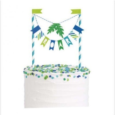 Bolo branco decorado com confeitos e bandeirolas azuis e verdes com a palavra ROAR