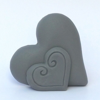 Dois corações decorativos cinzentos com padrão em relevo