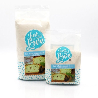 Pacotes de preparado para bolo com rótulos azuis e brancos e imagem de bolo