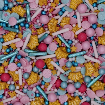 Confeitos coloridos variados para decoração de bolos, incluindo coroas amarelas, cilindros azuis e esferas cor-de-rosa e vermelhas.