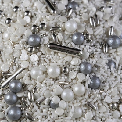 Confeitos decorativos prateados e brancos para bolos