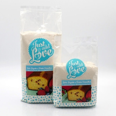 Pacotes de mistura para bolo com etiqueta azul e imagem de bolo amarelo com frutos vermelhos