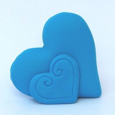 Dois corações azuis de silicone ou plástico com padrão espiral, um maior e outro menor, sobre fundo branco