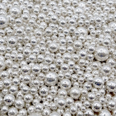 Muitas bolas metálicas argentadas de vários tamanhos